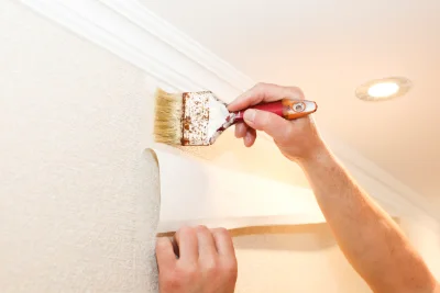 Pose de papier peint au Conquet — revêtements muraux et toiles de verre